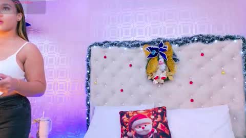 Snapshot of desire_sara chatting on 12.04.25 Sara Desire online show from 12.04.25