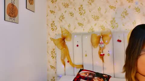 Snapshot of desire_sara chatting on 12.14.25 Sara Desire online show from 12.14.25