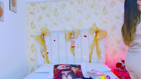 Snapshot of desire_sara chatting on 12.16.25 Sara Desire online show from 12.16.25