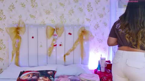 Sara Desire online show from 12.19.25