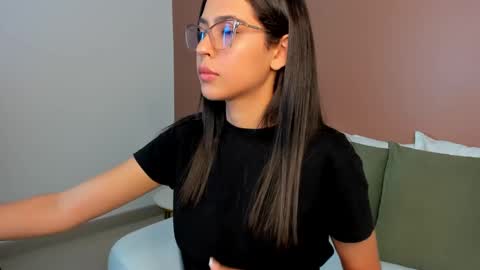 Snapshot of desireee_ chatting on 09.18.25 desire online show from 09.18.25