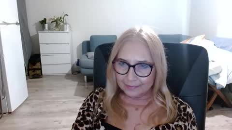Snapshot of desiresofia chatting on 01.27.25 S O F I A online show from 01.27.25