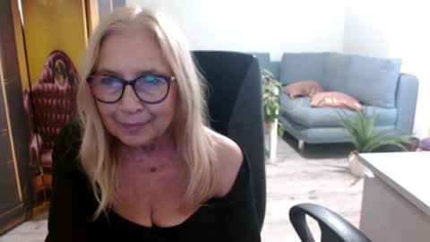 Snapshot of desiresofia chatting on 10.14.25 S O F I A online show from 10.14.25