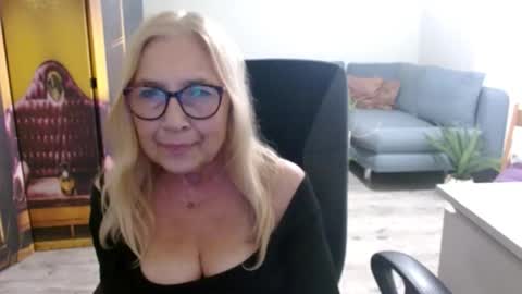 Snapshot of desiresofia chatting on 10.24.25 S O F I A online show from 10.24.25