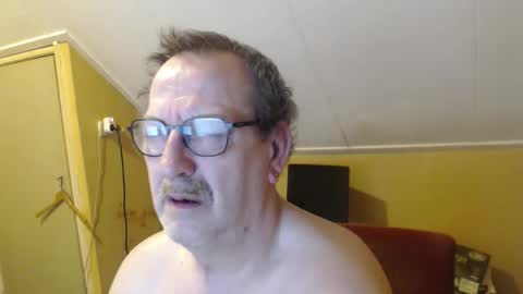 Snapshot of destelp chatting on 02.26.26 destelp online show from 02.26.26