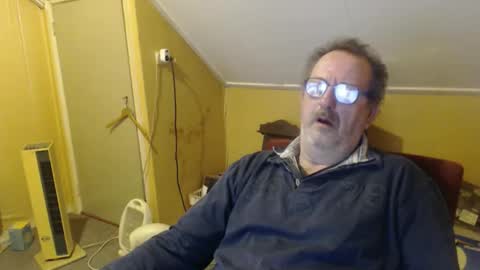 Snapshot of destelp chatting on 03.04.26 destelp online show from 03.04.26