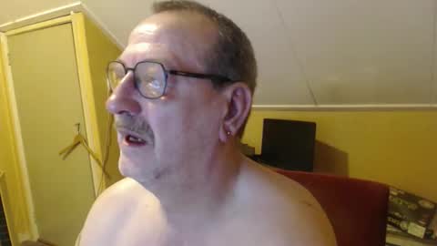 Snapshot of destelp chatting on 03.26.26 destelp online show from 03.26.26