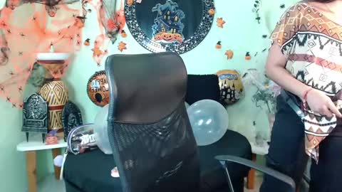 Snapshot of destinyhills_ chatting on 10.21.25 Destiny online show from 10.21.25