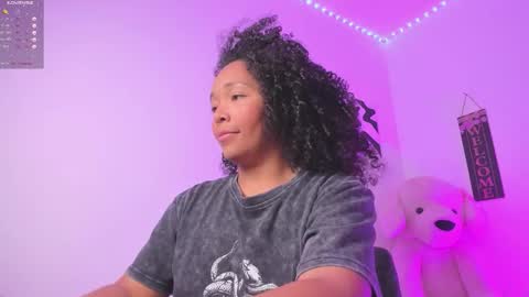 Snapshot of desty_y chatting on 11.28.25 desty_y online show from 11.28.25