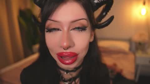 Snapshot of devilss_toy chatting on 11.01.25 CIBELLE online show from 11.01.25