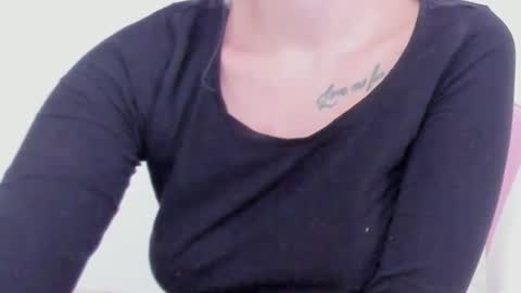 Snapshot of diamond_ava_ chatting on 01.06.25 Thea online show from 01.06.25