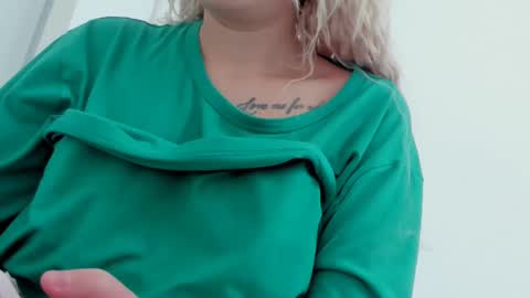 Snapshot of diamond_ava_ chatting on 01.08.25 Thea online show from 01.08.25