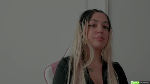 Snapshot of diamond_ava_ chatting on 02.11.25 Thea online show from 02.11.25