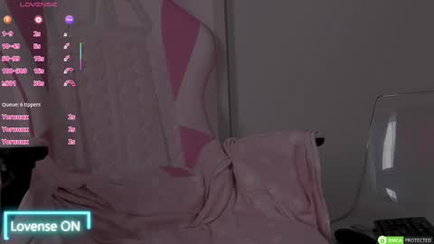 Snapshot of diamond_ava_ chatting on 02.24.25 Thea online show from 02.24.25