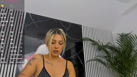 Snapshot of diamond_ava_ chatting on 09.17.25 Thea online show from 09.17.25