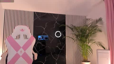 Snapshot of diamond_ava_ chatting on 10.20.25 Thea online show from 10.20.25