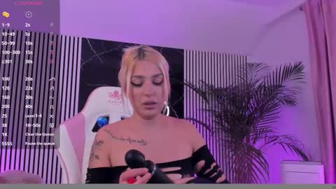 Snapshot of diamond_ava_ chatting on 11.01.25 Thea online show from 11.01.25