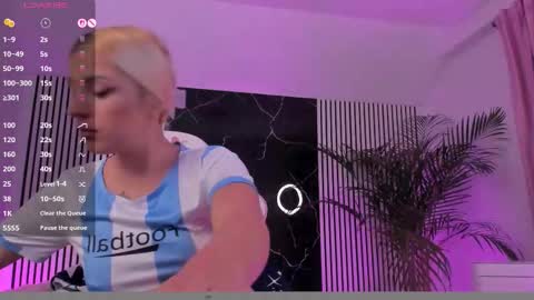 Snapshot of diamond_ava_ chatting on 11.02.25 Thea online show from 11.02.25