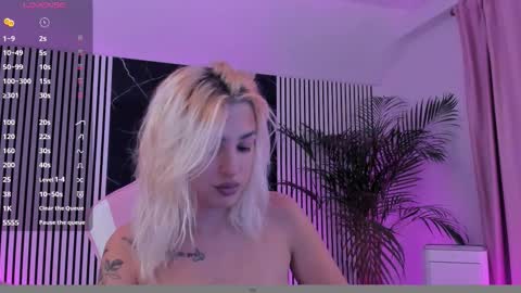 Snapshot of diamond_ava_ chatting on 11.03.25 Thea online show from 11.03.25