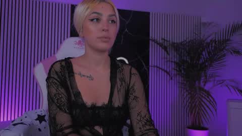 Snapshot of diamond_ava_ chatting on 11.09.25 Thea online show from 11.09.25