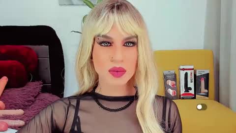 Snapshot of difiortiffany chatting on 02.10.25 difiortiffany online show from 02.10.25