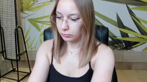 Snapshot of dina_sunshine chatting on 05.28.26 Dina online show from 05.28.26
