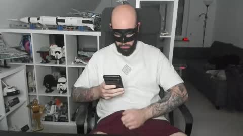 Snapshot of dirtybalws chatting on 11.02.25 Robert online show from 11.02.25