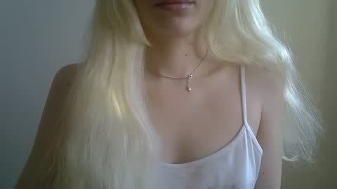 Snapshot of ditamilton chatting on 01.12.26 DitaMilton online show from 01.12.26