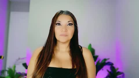 Snapshot of divinelynn chatting on 12.01.25 DivineLynn online show from 12.01.25