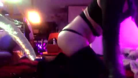 Snapshot of dizzy_dreamer chatting on 12.16.25 Izzy Knyx online show from 12.16.25