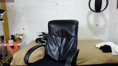 Snapshot of dmitrisanders1 chatting on 12.19.24 Maybe in pvt online show from 12.19.24