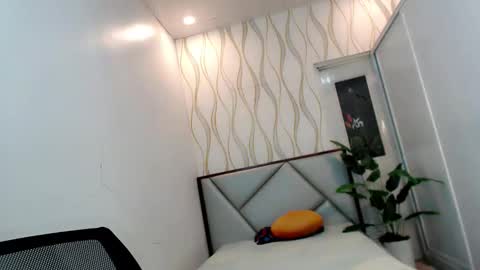 Make me Happy online show from 10.18.25