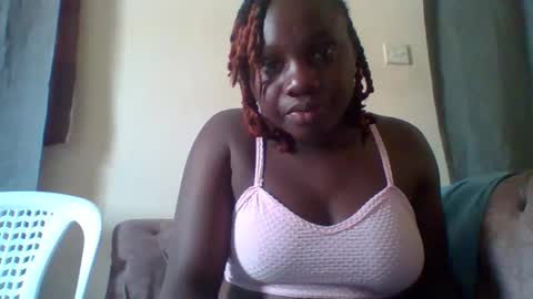 Snapshot of dollyvee chatting on 11.12.25 dollyvee online show from 11.12.25