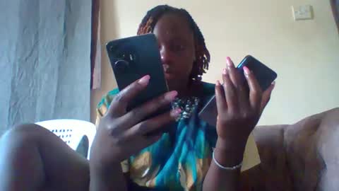 Snapshot of dollyvee chatting on 11.20.25 dollyvee online show from 11.20.25