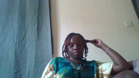 Snapshot of dollyvee chatting on 11.21.25 dollyvee online show from 11.21.25