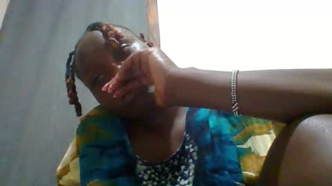 Snapshot of dollyvee chatting on 11.28.25 dollyvee online show from 11.28.25