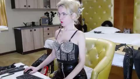 Snapshot of domcaprisse chatting on 02.11.25 domcaprisse online show from 02.11.25