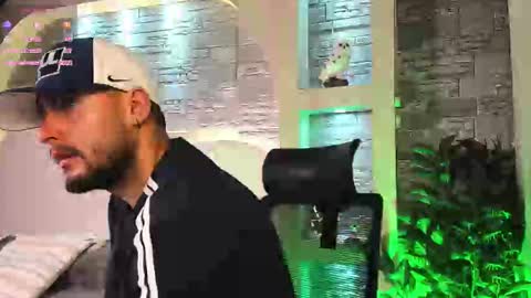 Snapshot of dominic_de_luca chatting on 11.04.25 dominic de luca online show from 11.04.25