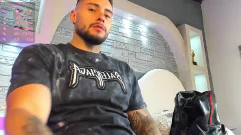 Snapshot of dominic_de_luca chatting on 11.23.25 dominic de luca online show from 11.23.25