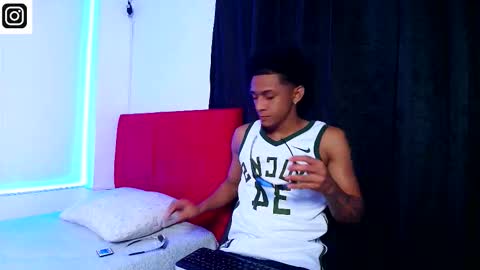 Snapshot of dominic_smith_ chatting on 10.31.25 dominic_smith_ online show from 10.31.25