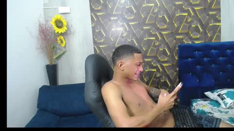 Snapshot of dominic_smith_ chatting on 04.02.26 dominic_smith_ online show from 04.02.26