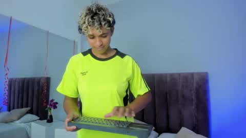 Snapshot of dominick_joness chatting on 02.18.25 Dominick online show from 02.18.25