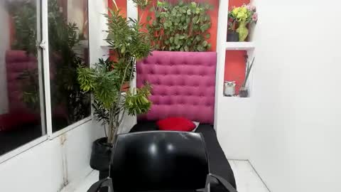 Snapshot of dona_tella chatting on 10.30.25 dona_tella online show from 10.30.25