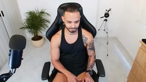 Snapshot of donn_cruz chatting on 10.10.25 Victor online show from 10.10.25