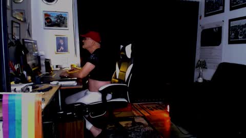 Snapshot of dopeleaf2 chatting on 09.10.25 dopeleaf2 online show from 09.10.25