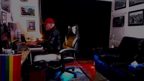 Snapshot of dopeleaf2 chatting on 09.27.25 dopeleaf2 online show from 09.27.25