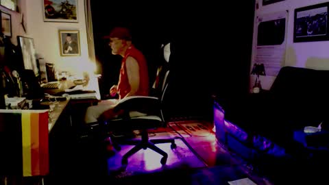 Snapshot of dopeleaf2 chatting on 10.10.25 dopeleaf2 online show from 10.10.25