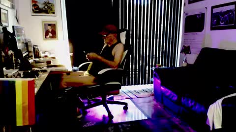 Snapshot of dopeleaf2 chatting on 10.12.25 dopeleaf2 online show from 10.12.25