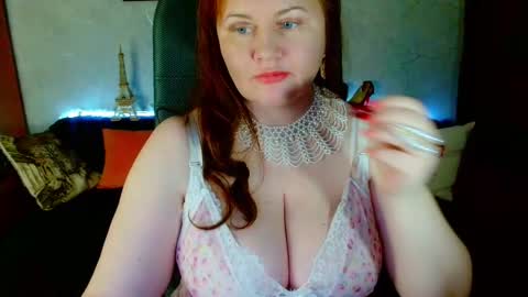 Snapshot of doraross chatting on 12.16.25 Dora online show from 12.16.25