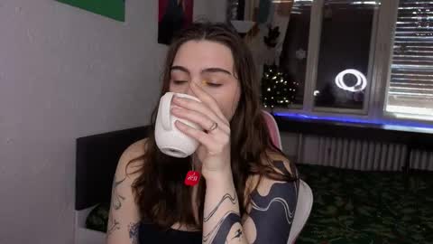 Snapshot of dorfmatratze_ chatting on 12.18.25 Alice online show from 12.18.25